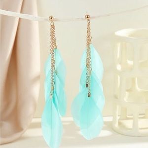 Boho feather earring, beautiful shade of blue🩵🩵🩵🩵